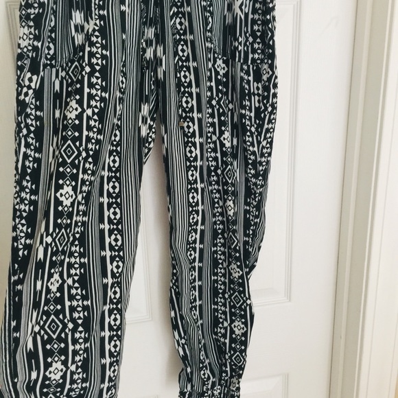 {Boutique} Black and White Aztec pattern Joggers - Picture 2 of 6